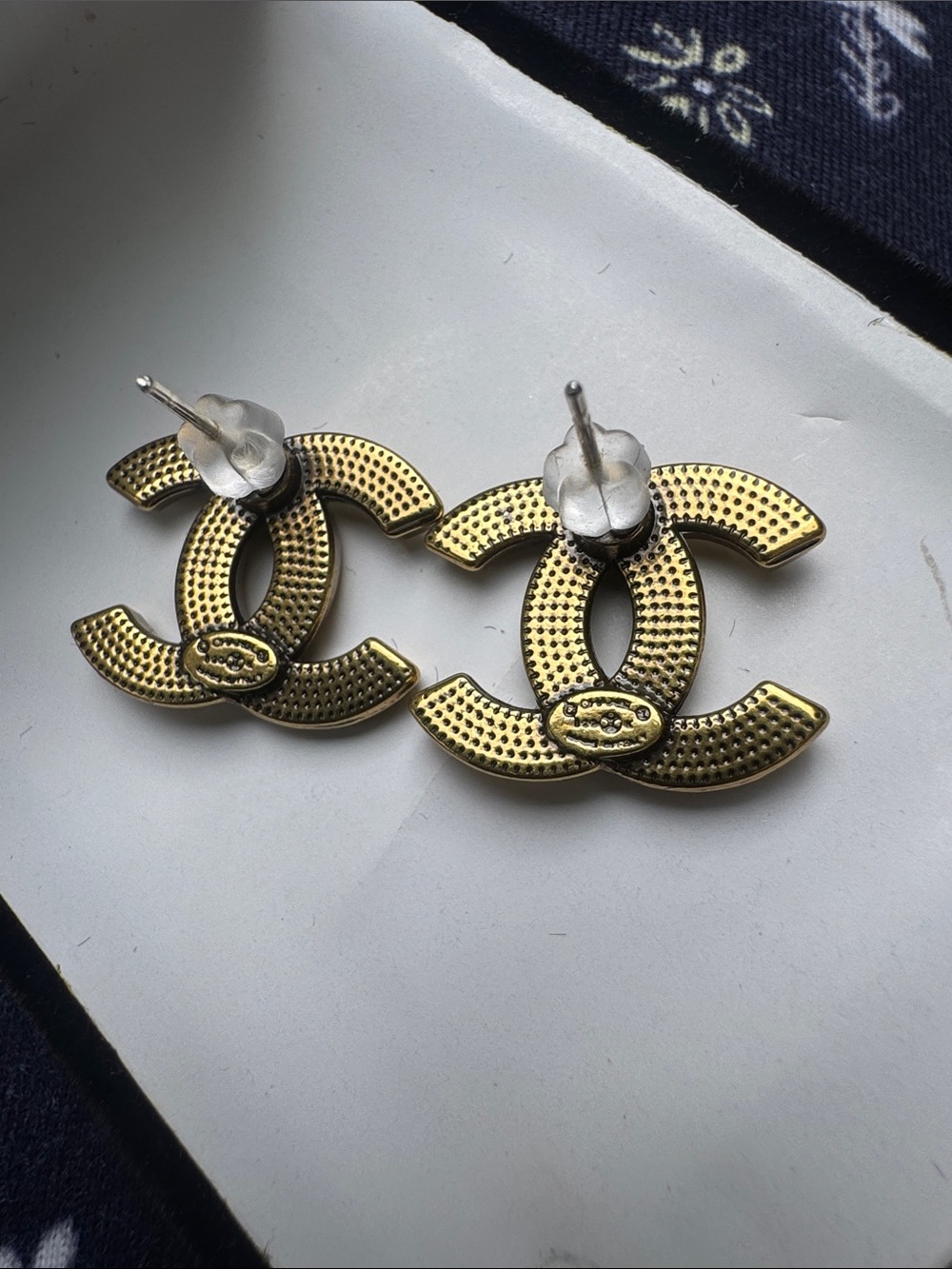 Earrings interlocking stud - Picture 5 of 5